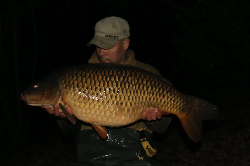 Rig Baiting Spring Tactics results: 30lb Common caught in two feet of shallows